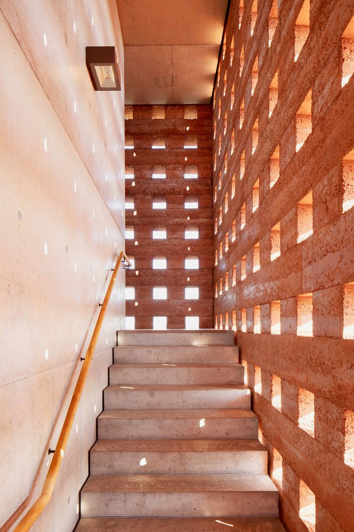 Architektonické štúdio MONO navrhlo výrazný súbor: parkovací dom, verejné priestranstvo, lávku a vyhliadkovú vežu.  