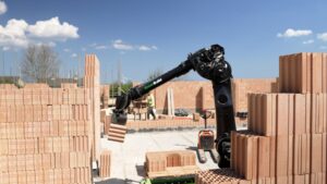 Ulicu ovládli roboty. Stavajú rodinné domy v Británii