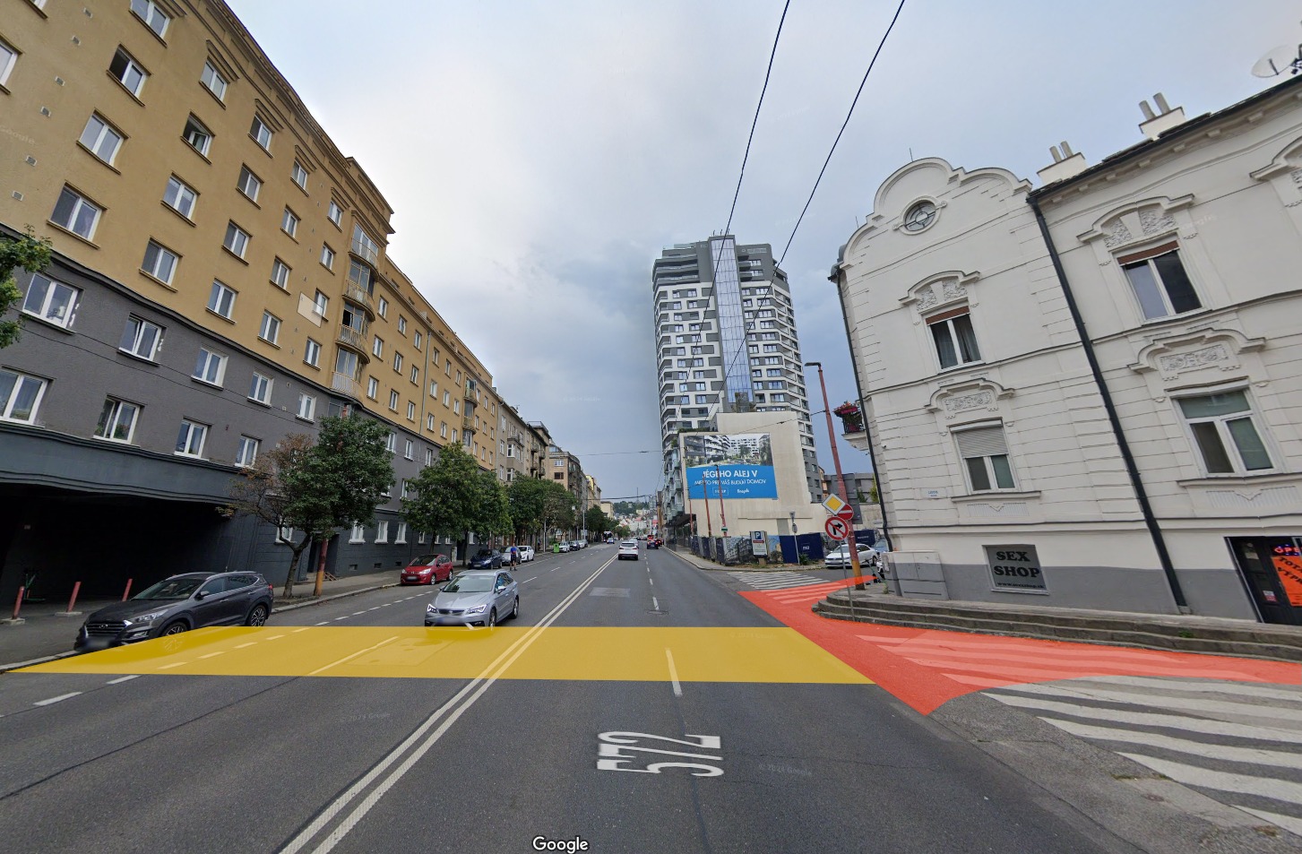 Ilustrovaný budúci priechod pre chodcov na Šancovej ulici pri križovatke s Beskydskou a Ľadovou ulicou – žltá farba zobrazuje priechod, červená rozšírenie chodníka. Tieto úpravy vzniknú pri rekonštrukcii časti vozovky na Šancovej ulici