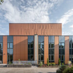 Modernizovaná budova STVR Košice s elegantným architektonickým riešením fasády