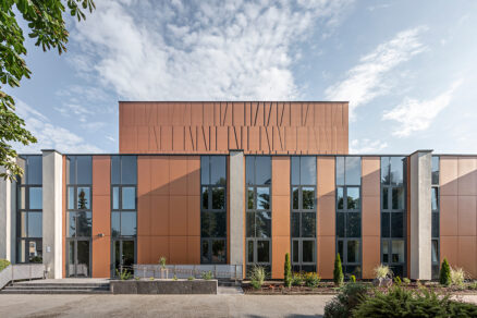 Modernizovaná budova STVR Košice s elegantným architektonickým riešením fasády