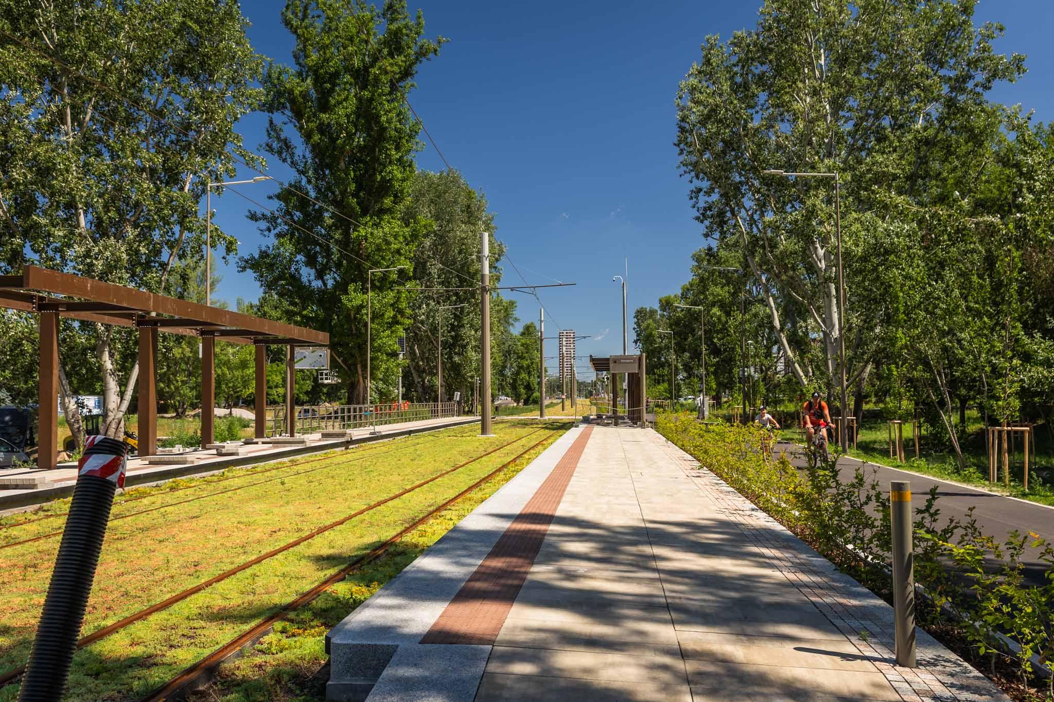 Stav električkovej radiály v Petržalke k 30. júnu 2025 - stavebné práce prebiehali na zastávkach Gessayova v oboch smeroch