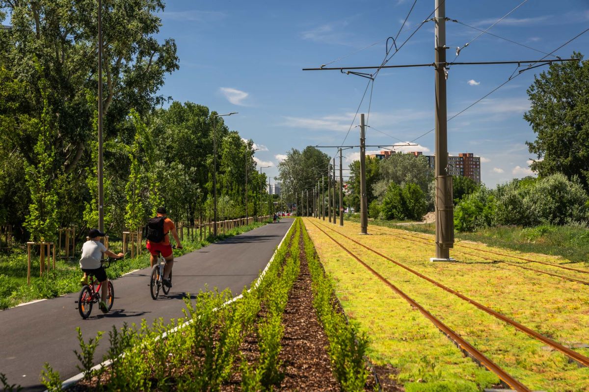 Cyklisti jazdia popri novej električkovej trati v Petržalke.