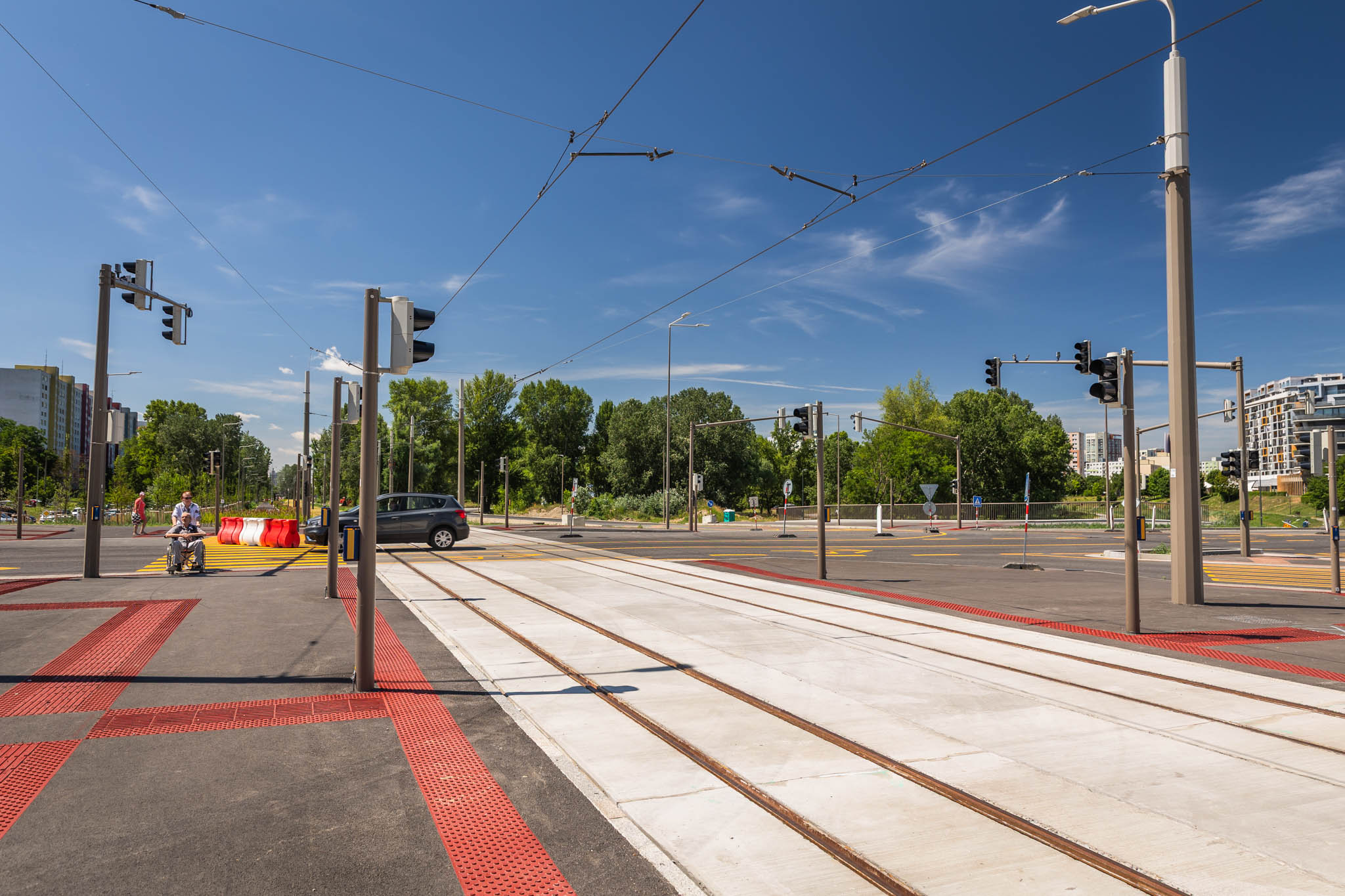 Stav električkovej radiály v Petržalke k 30. júnu 2025 - električky sa budú križovať s autami a ďalšími prostriedkami mestskej hromadnej dopravy aj pri Rusovskej ceste