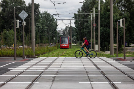 Cyklisti jazdia popri novej električkovej trati v Petržalke.
