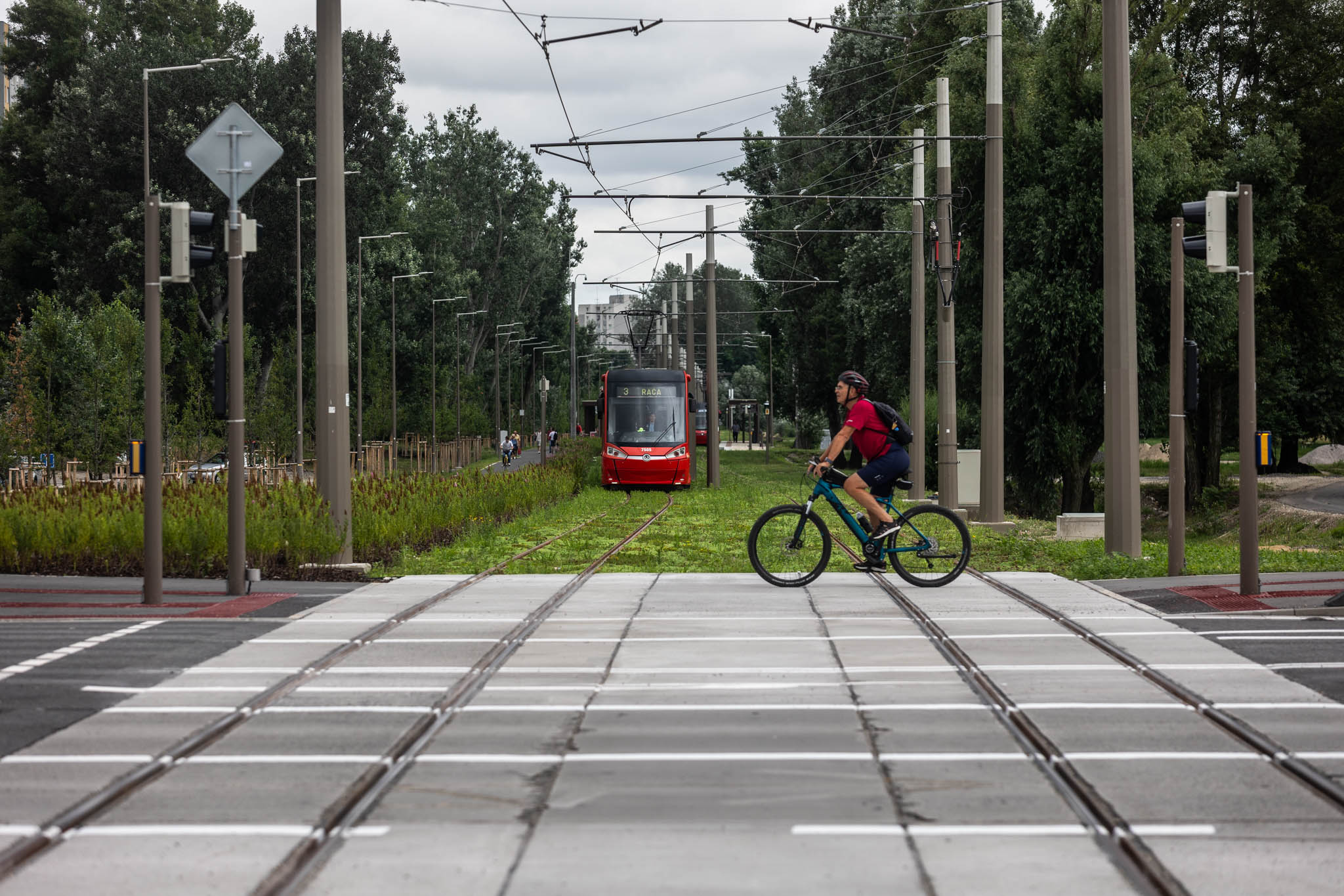 Cyklisti jazdia popri novej električkovej trati v Petržalke.