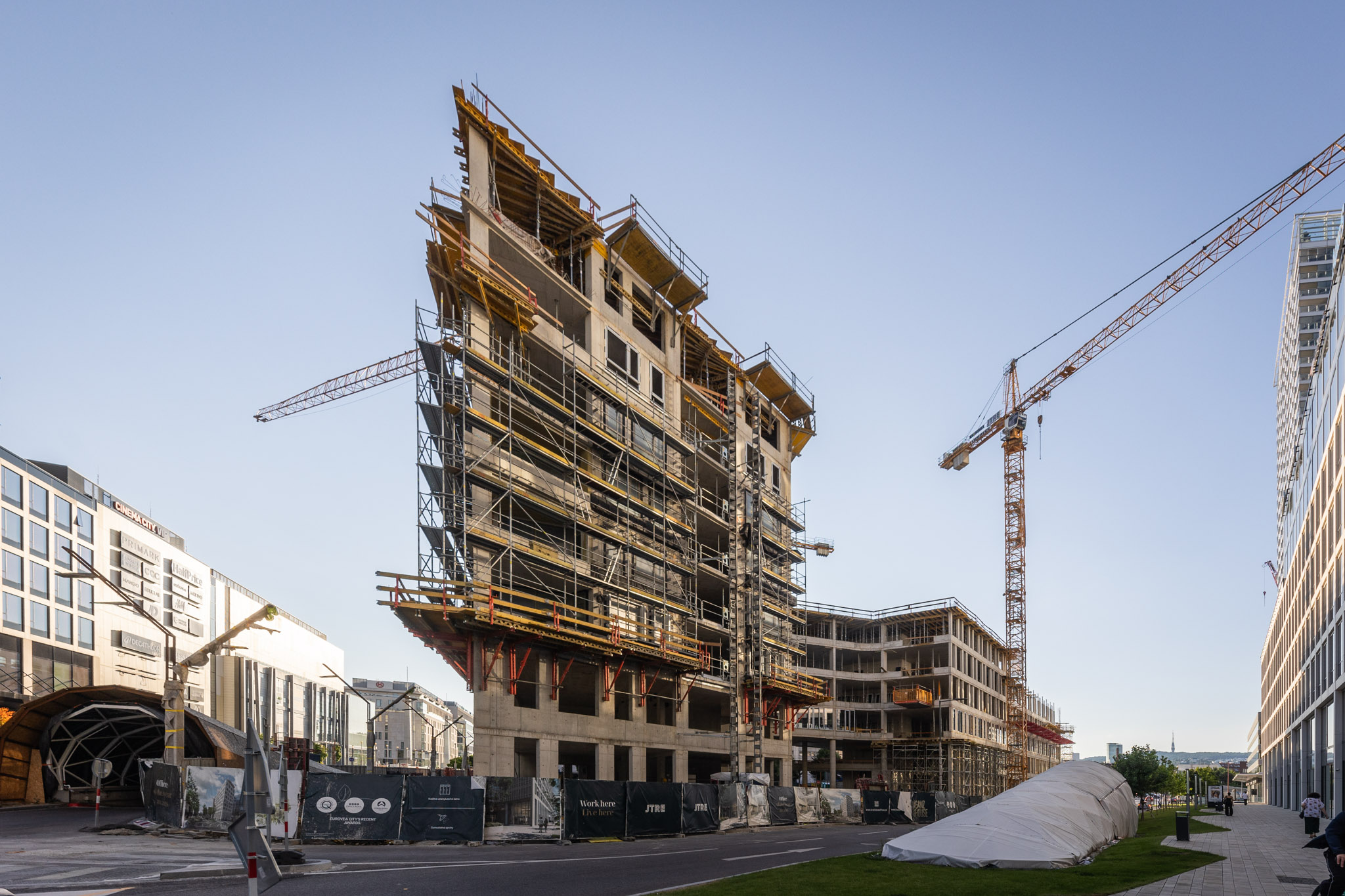 Stavebné práce na projekte Ganz House z júla 2025 - pohľad z nárožia ulíc Pribinova - Čulenova. V popredí sa nachádza rezidenčná sekcia a v pozadí administratívna sekcia domu