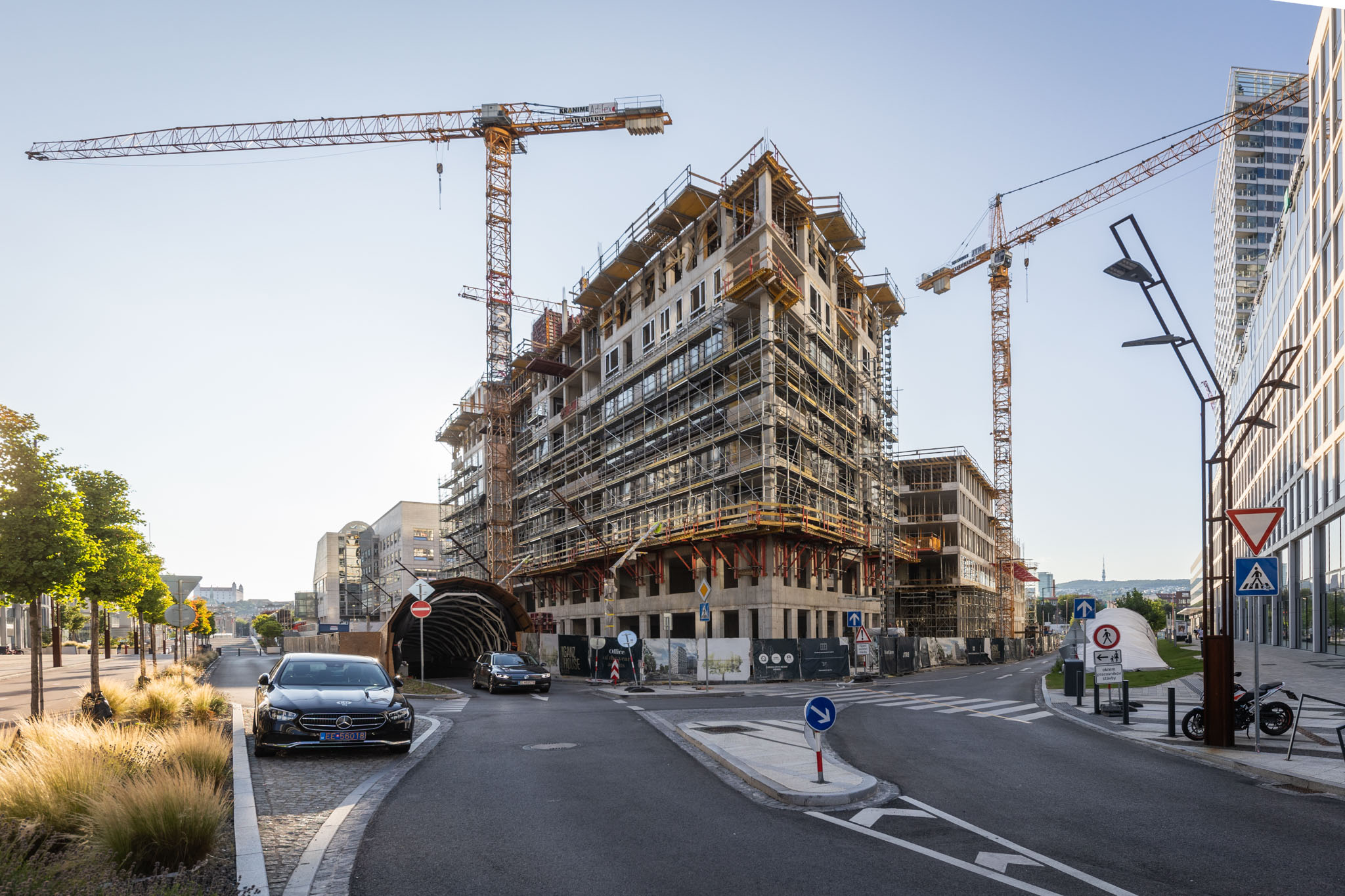 Stavebné práce na projekte Ganz House z júla 2025 - pohľad z nárožia ulíc Pribinova - Čulenova. V popredí sa nachádza rezidenčná sekcia a v pozadí administratívna sekcia domu