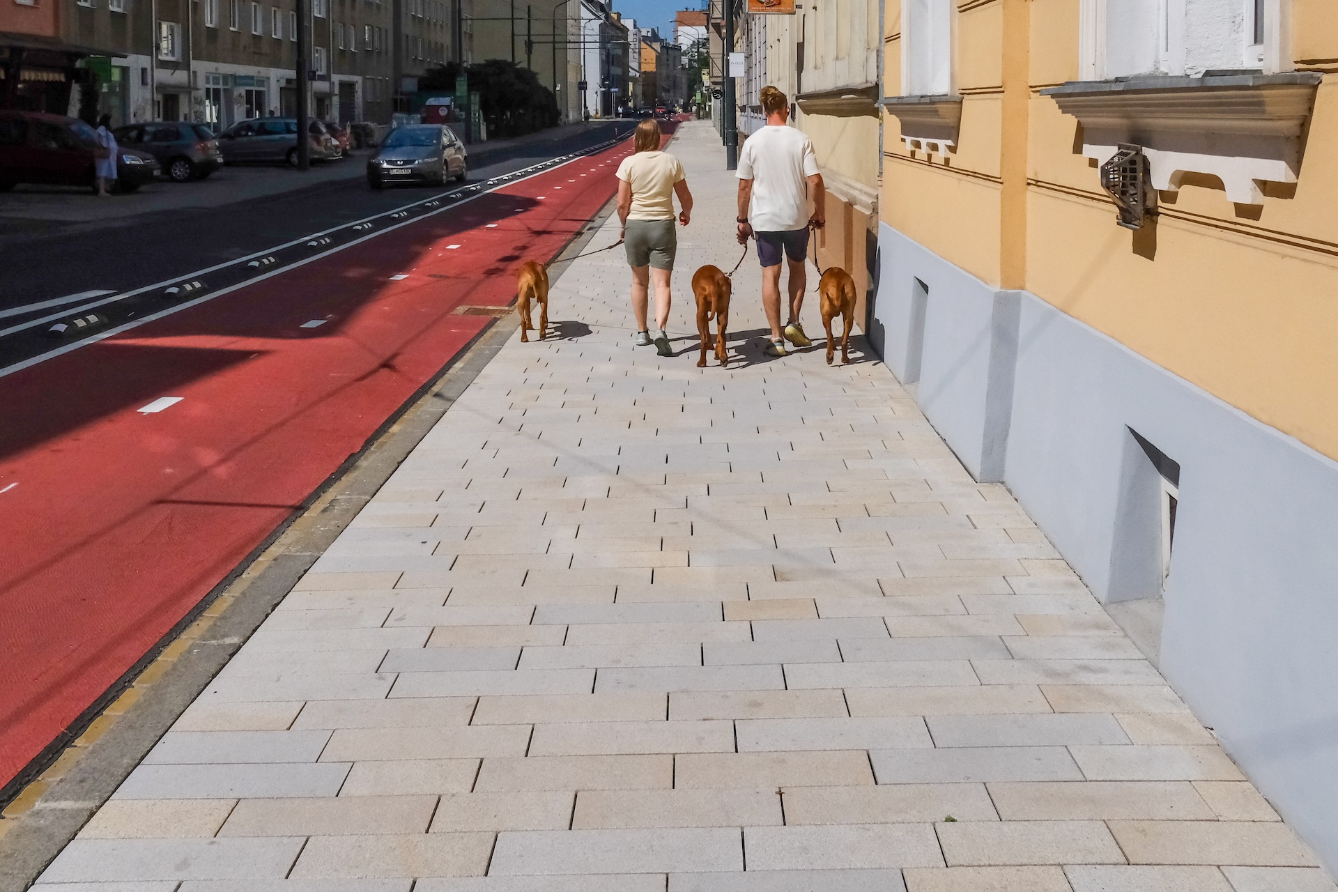 Dunajská ulica po rekonštrukcii – rozšírený chodník