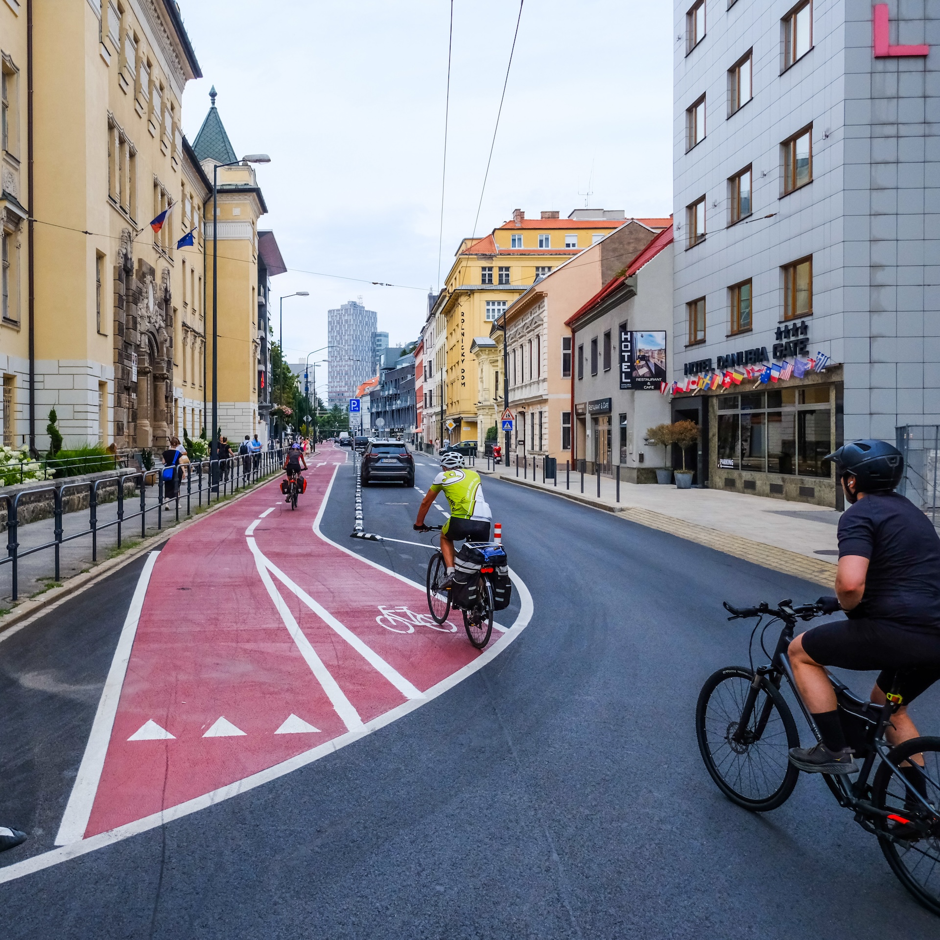 Rekonštrukcia Dunajskej ulice pri križovatke ulíc Dunajská - Rajská a základnej škole s gymnáziom (budova vľavo)