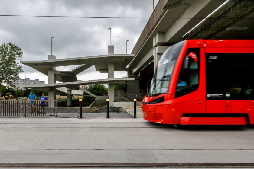 Cyklisti jazdia popri novej električkovej trati v Petržalke.