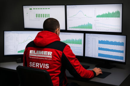 Servisný technik monitoruje dáta a prevádzku technológií v reálnom čase