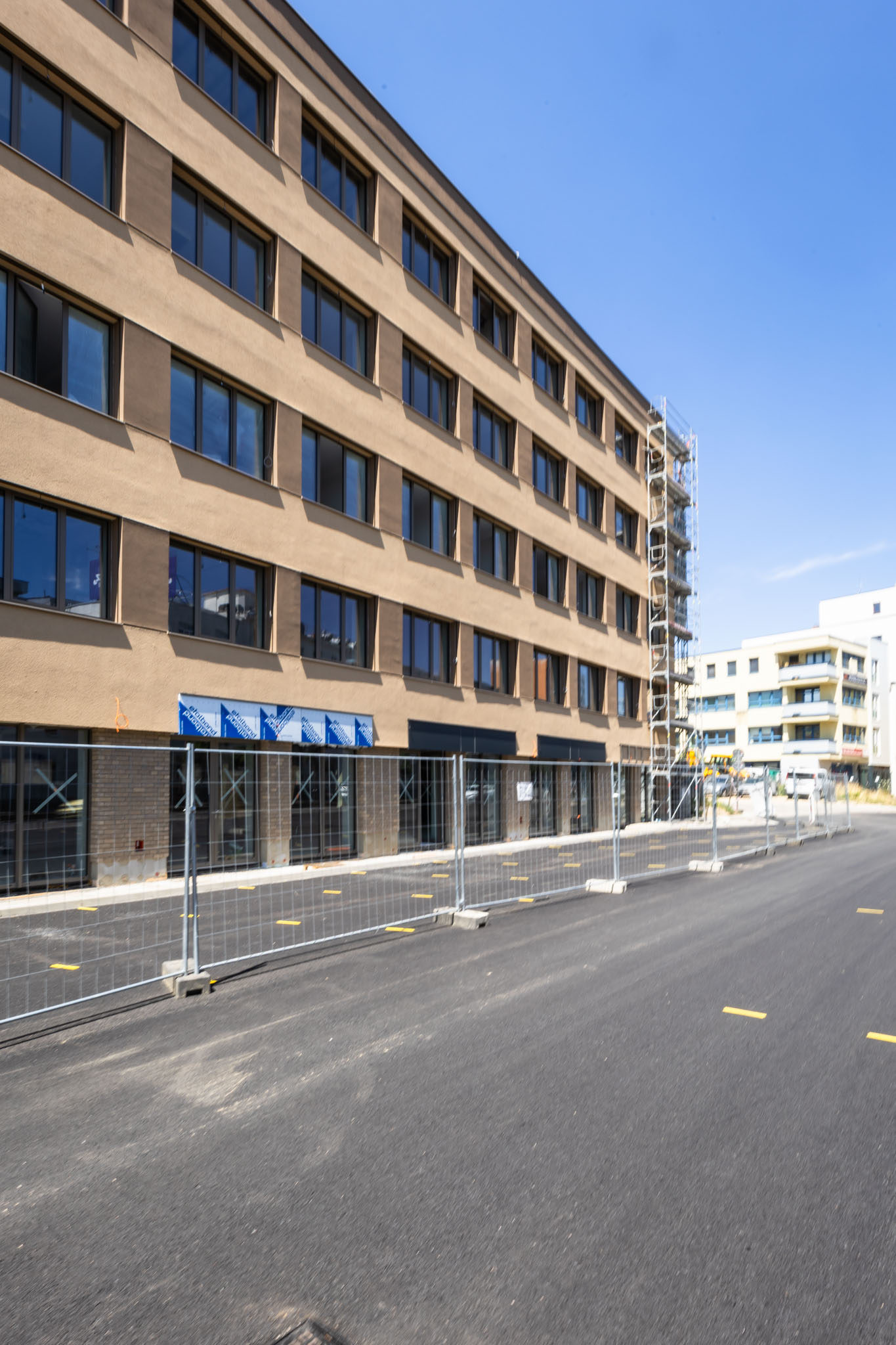 Stav rekonštrukcie budovy Zváračáku k 30. júnu 2025 - pohľad z priľahlého parkoviska patriaceho k projektu