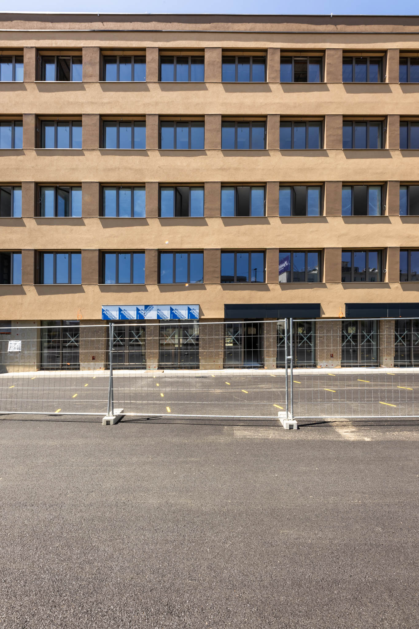 Stav rekonštrukcie budovy Zváračáku k 30. júnu 2025 - pohľad z priľahlého parkoviska patriaceho k projektu
