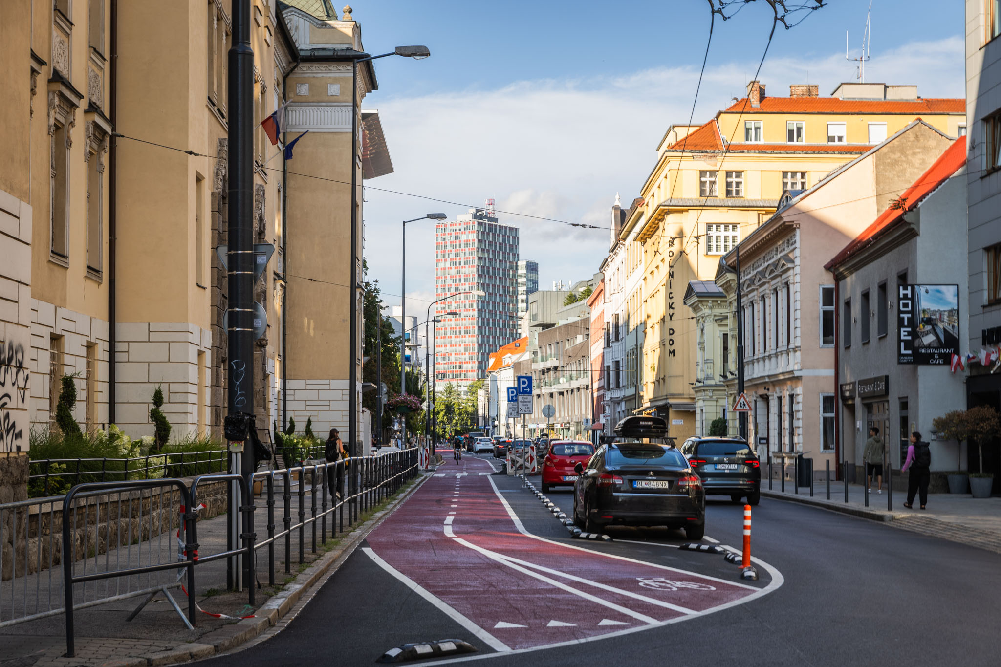 Aktuálny stav rekonštrukcie Dunajskej ulice pri križovatke ulíc Dunajská - Rajská a základnej škole s gymnáziom (budova vľavo)