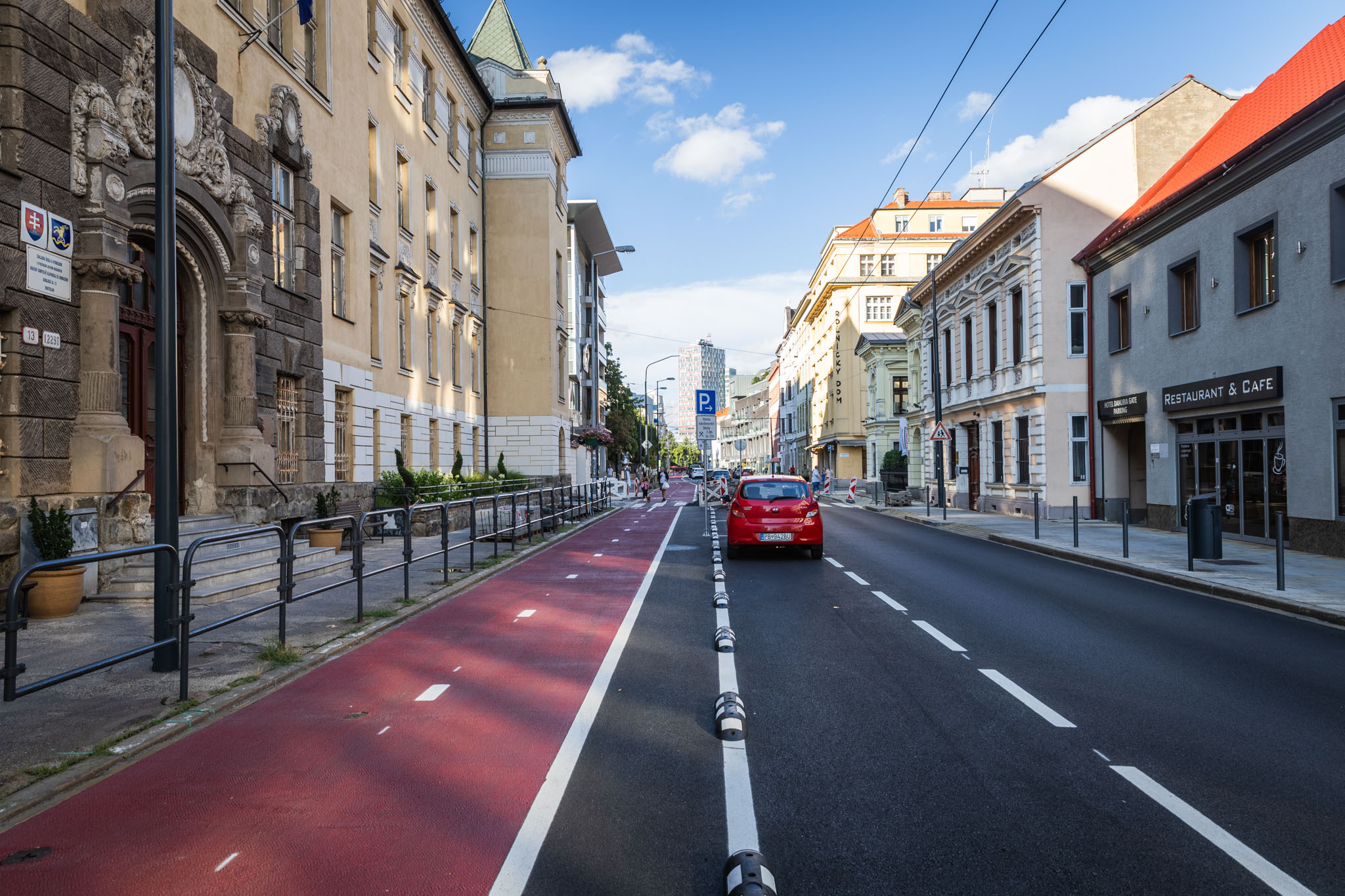 Rekonštrukcia Dunajskej ulice pri základnej škole a gymnáziu (budova vľavo)