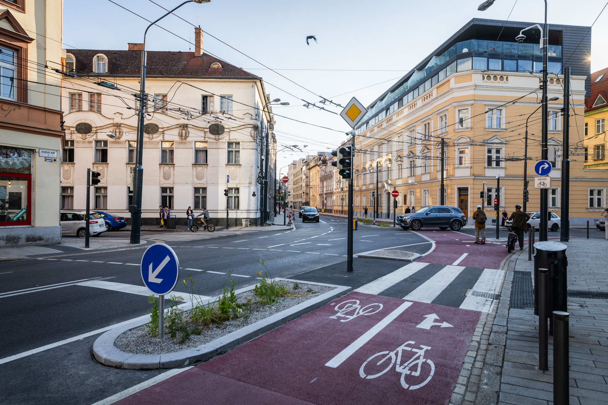 Upravená križovatka Dunajskej, Ulice 29. augusta a začiatku Mlynských nív. Premávka tu po novom prebieha podľa jasne definovaných pravidiel – vznikli nové ostrovčeky a semafory pre cyklistov