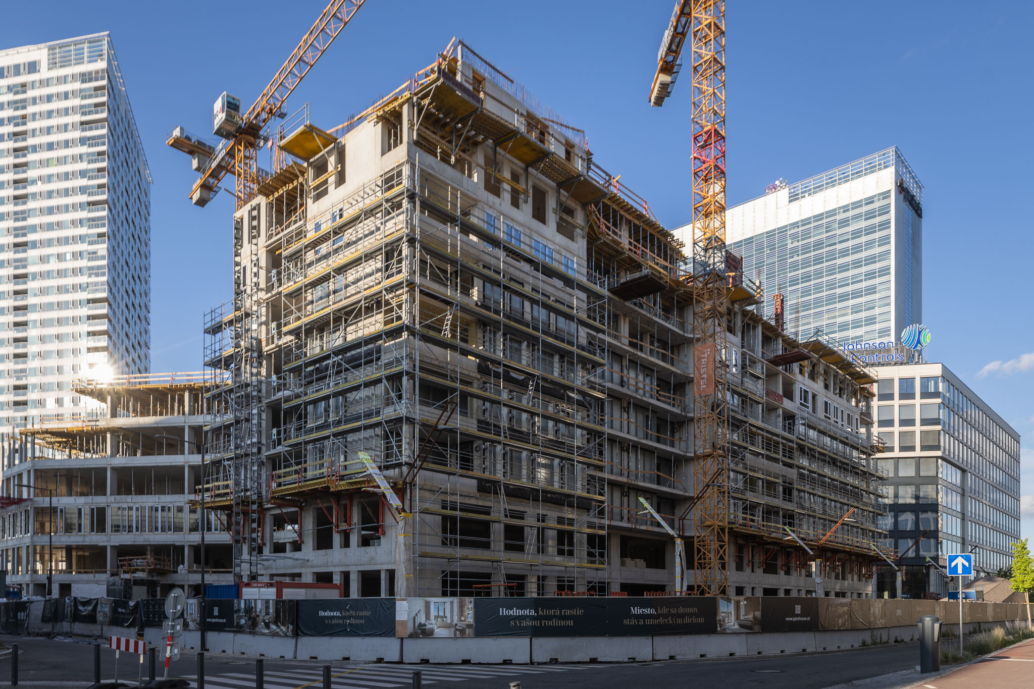 Stavebné práce na projekte Ganz House z júla 2025 - pohľad z Pribinovej ulice na rezidenčnú časť budovy