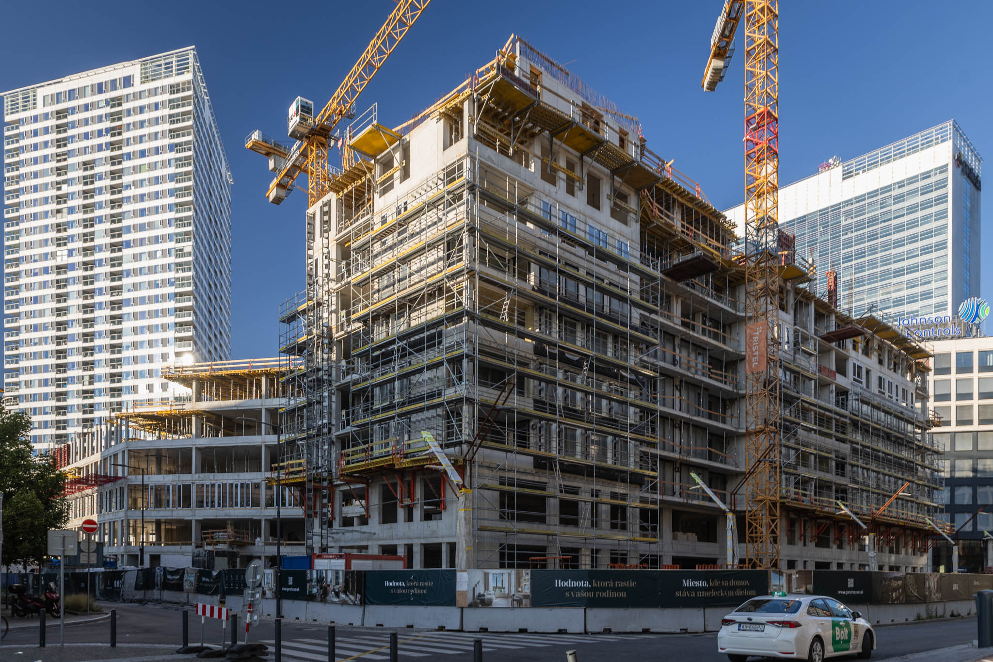 Stavebné práce na projekte Ganz House z júla 2025 - pohľad z Pribinovej ulice. V popredí sa nachádza rezidenčná sekcia a v pozadí administratívna sekcia domu