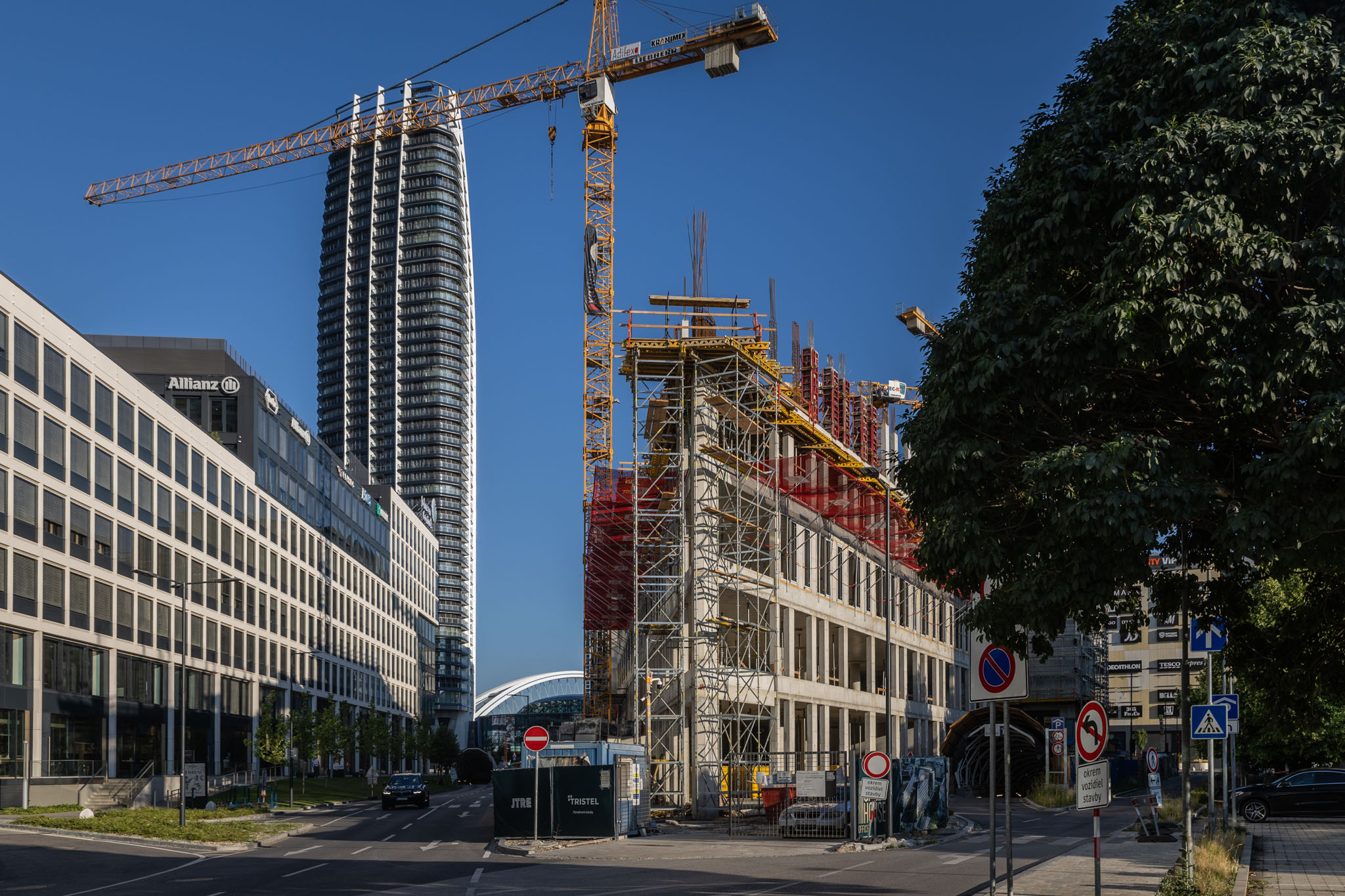 Stavebné práce na projekte Ganz House z júla 2025 - pohľad z Čulenovej a Pribinovej ulice na administratívnu časť domu