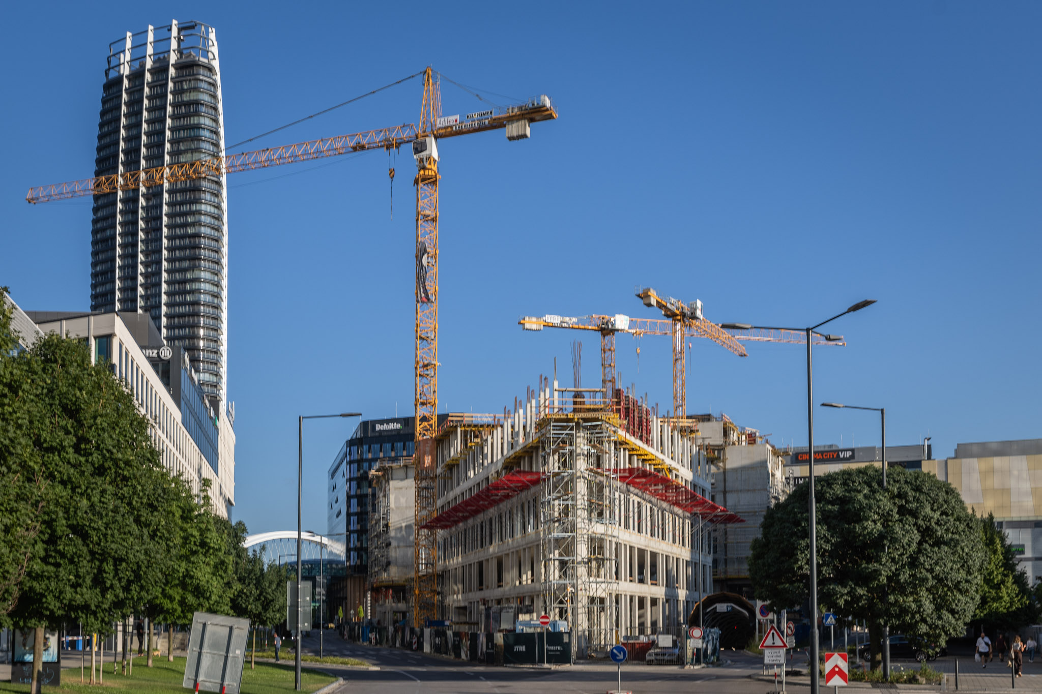Stavebné práce na projekte Ganz House z júla 2025 - pohľad z Čulenovej a Pribinovej ulice na administratívnu časť domu