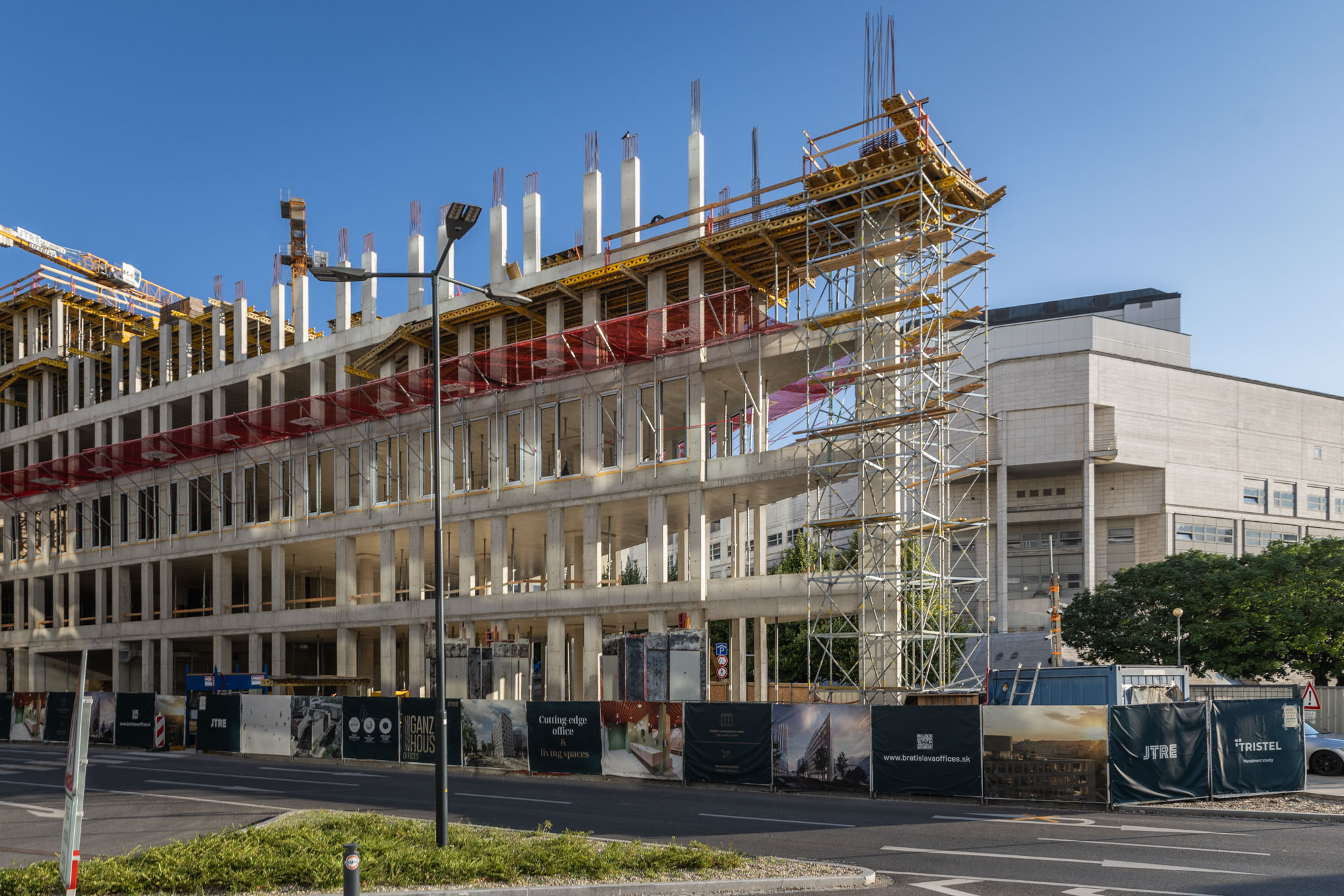 Stavebné práce na projekte Ganz House z júla 2025 - pohľad z Čulenovej ulice na administratívnu časť domu