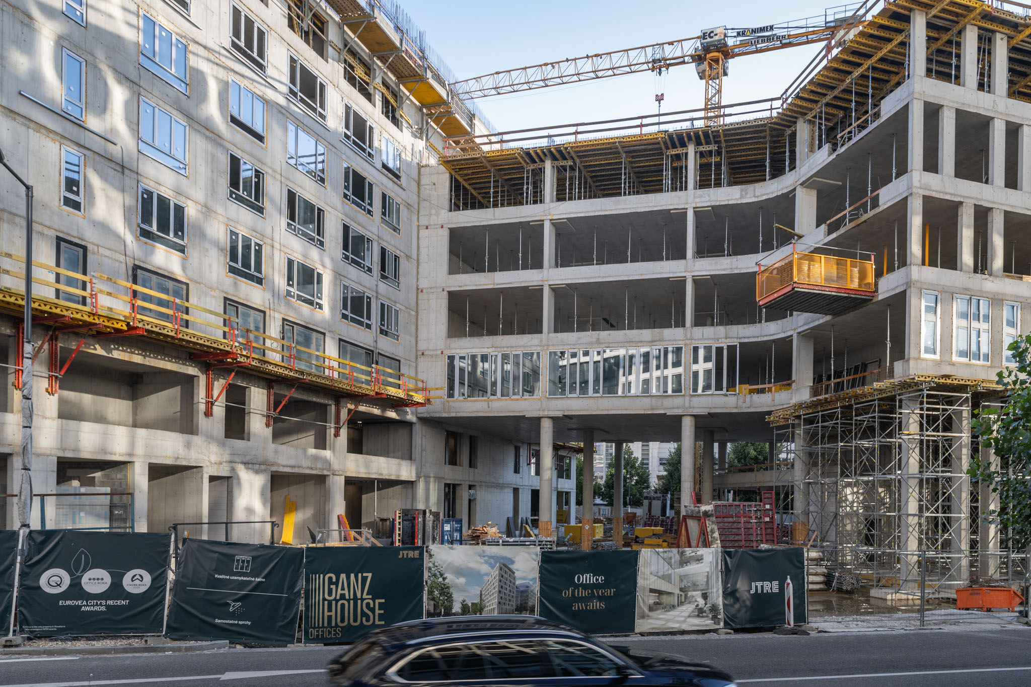 Stavebné práce na projekte Ganz House z júla 2025 - pohľad z Čulenovej ulice na spojovací krčok objektu 