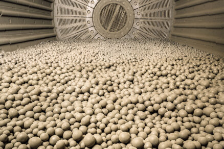 Vnútro rotačného mlyna so záťažovými oceľovými guľami používanými pri výrobe cementu