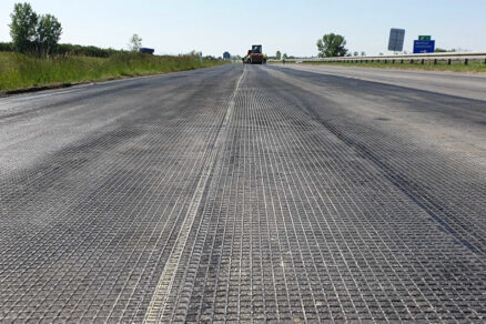 Obr. 1 Aplikácia geomreže GlasGrid® GG na vyrovnávaciu vrstvu
