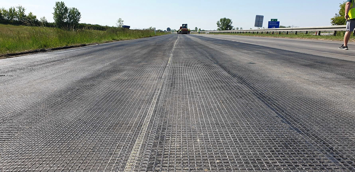 Obr. 1 Aplikácia geomreže GlasGrid® GG na vyrovnávaciu vrstvu