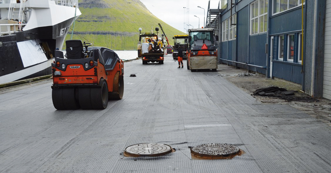Obr. 5 Pokladanie výstuže GlasGrid® Rapid v prístave Klaksvík