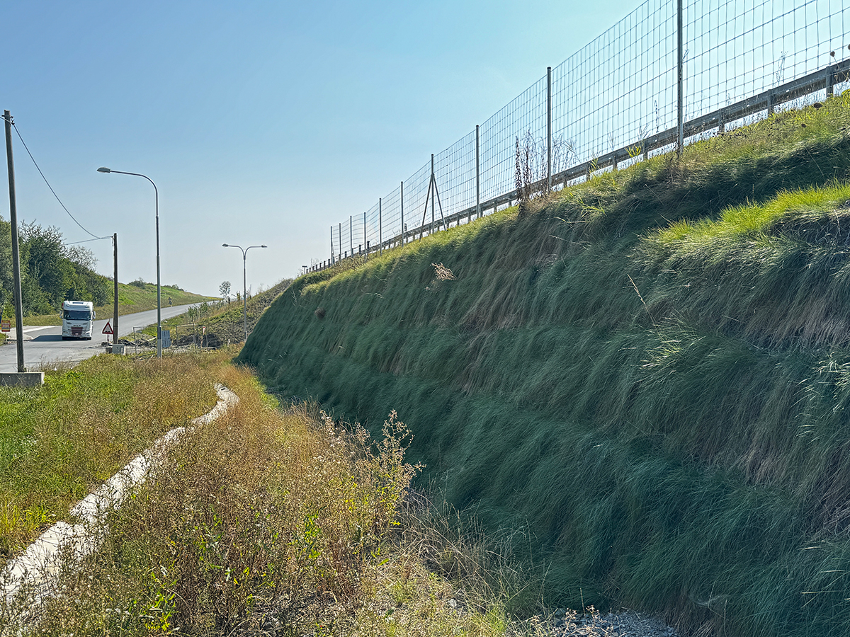 Obr. 6 Pohľad na zrealizovanú časť vystuženého strmého svahu zo systému Green Terramesh po ukončení výstavby