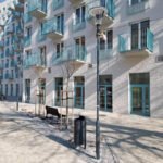 Moderný nájomný bytový dom s farebnými balkónmi a občianskou vybavenosťou na prízemí