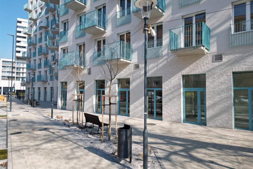 Moderný nájomný bytový dom s farebnými balkónmi a občianskou vybavenosťou na prízemí