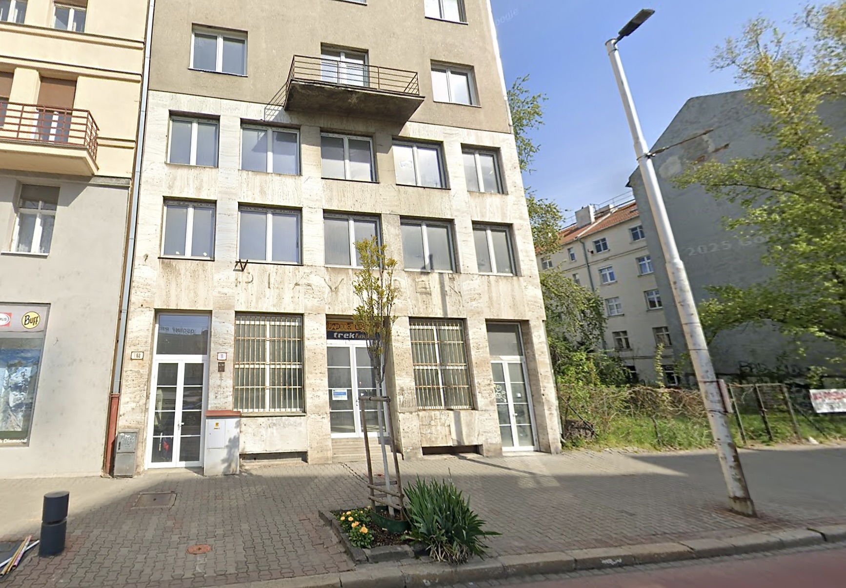 Akutuálny stav budovy na Vajanského nábreží 11 od architektov Fridricha Weinwurma a Ignáca Vécseia