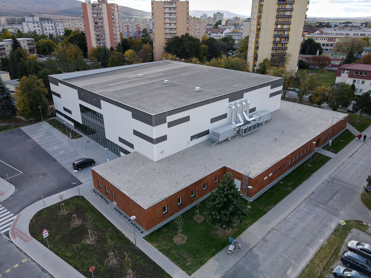 Multifunkčná športová hala obklopená obytnými domami – pohľad zhora