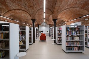 Knižnica v bývalom kravíne? Malá česká obec buduje nové centrum na mieste hospodárskeho dvora