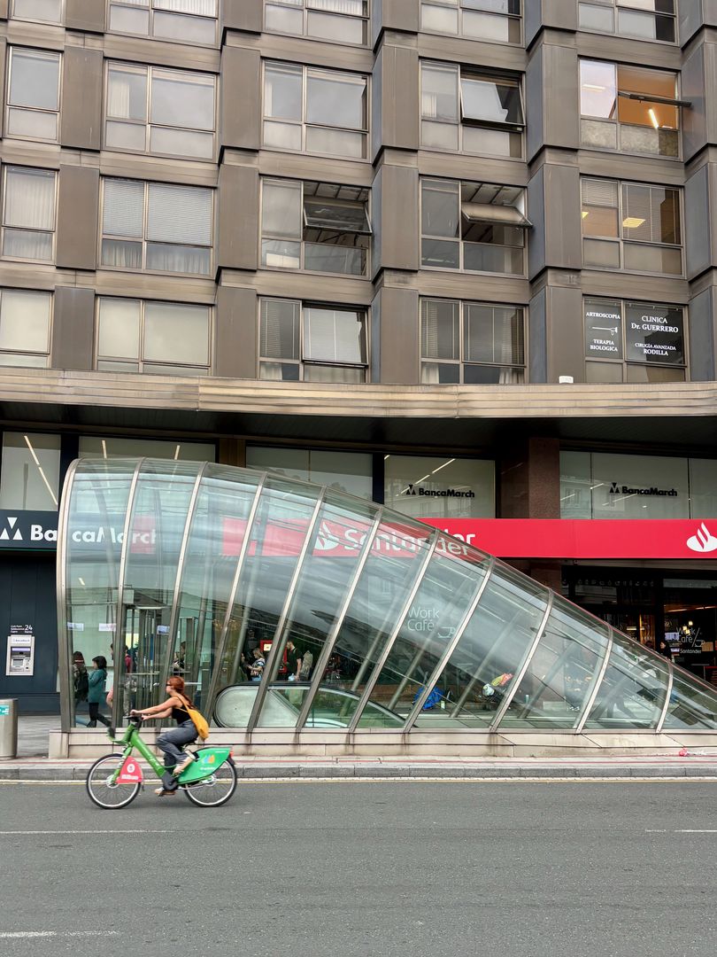 Vstupy do metra od Foster + Partners