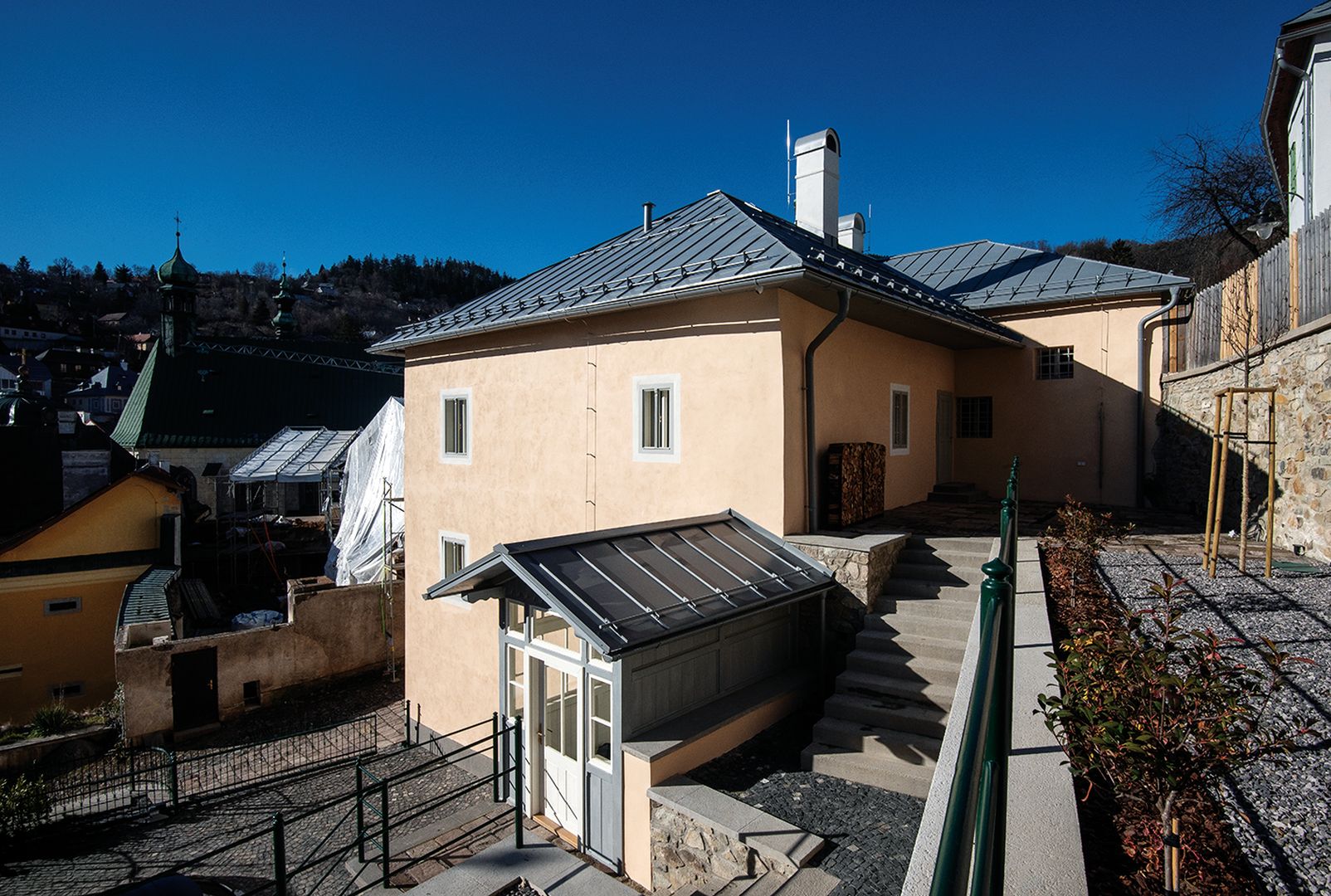 Meštiansky dom na Dolnej ružovej (na snímke) je skolaudovaný rovnako ako meštiansky dom – pizzeria na Námestí Sv. Trojice.