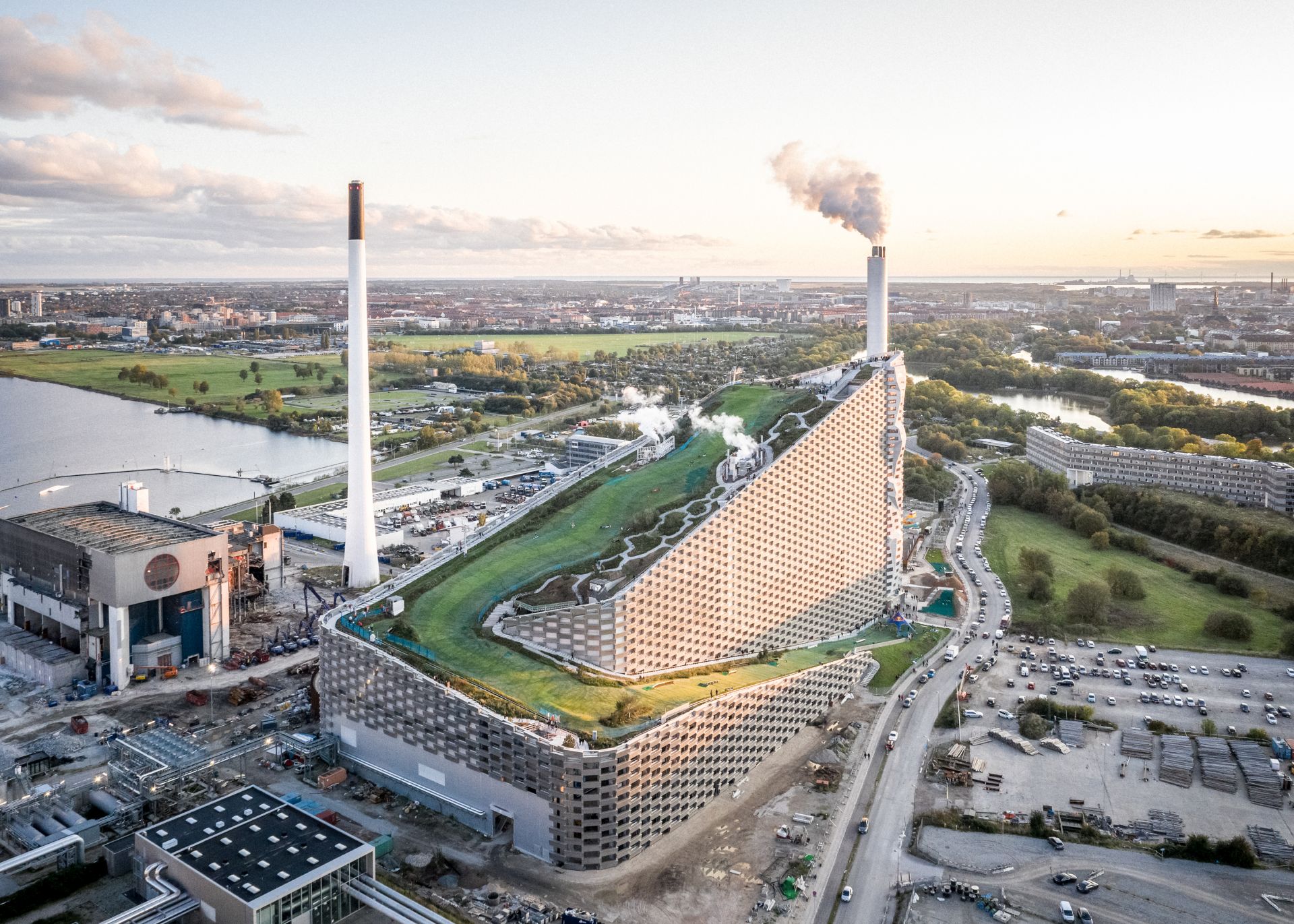 Moderná spaľovňa odpadov, známa ako Copenhill, Amager Bakke alebo Amager Resource Center, zásobuje elektrickou energiou a teplom približne 100-tisíc domácností.