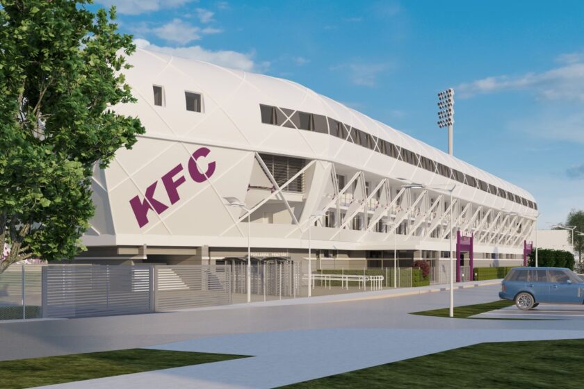 Plášť futbalovéhop štadióna v Komárne s logom klubu vo fialových farbách,.