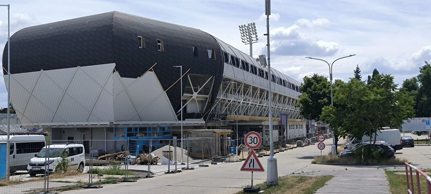 Výstavba futbalového štadióna v Komárne