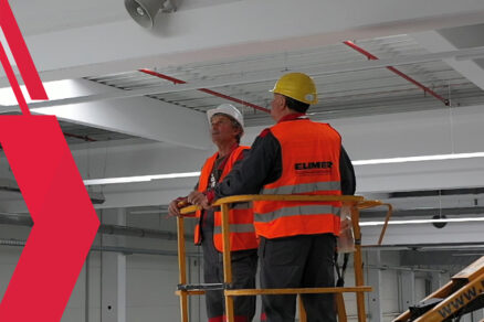 Montážny tím vykonáva inštaláciu elektroinštalácie vo výrobnej hale
