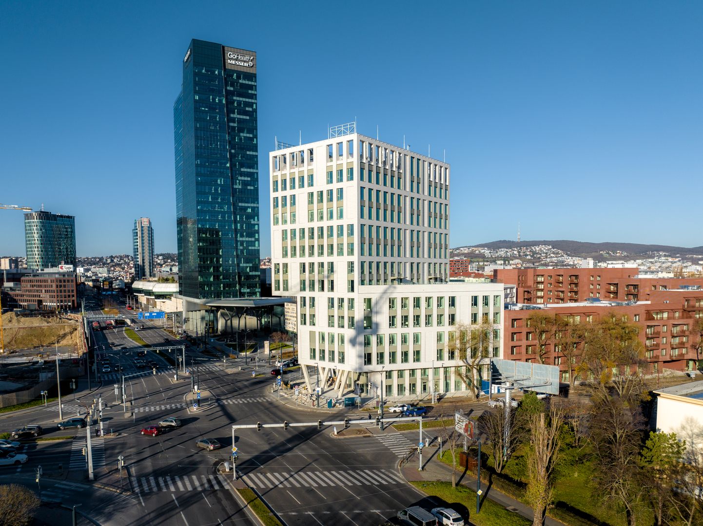 Špecifikom administratívy Zwirn Office je osadenie v úzkom cípe zóny ZWIRN.