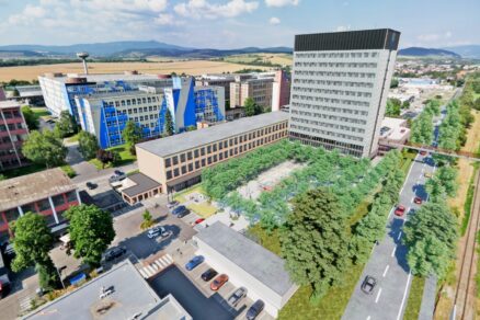 Vizualizácia obnovenej výškovej budovy pred budovami obuvníckej fabriky v Partizánskom.