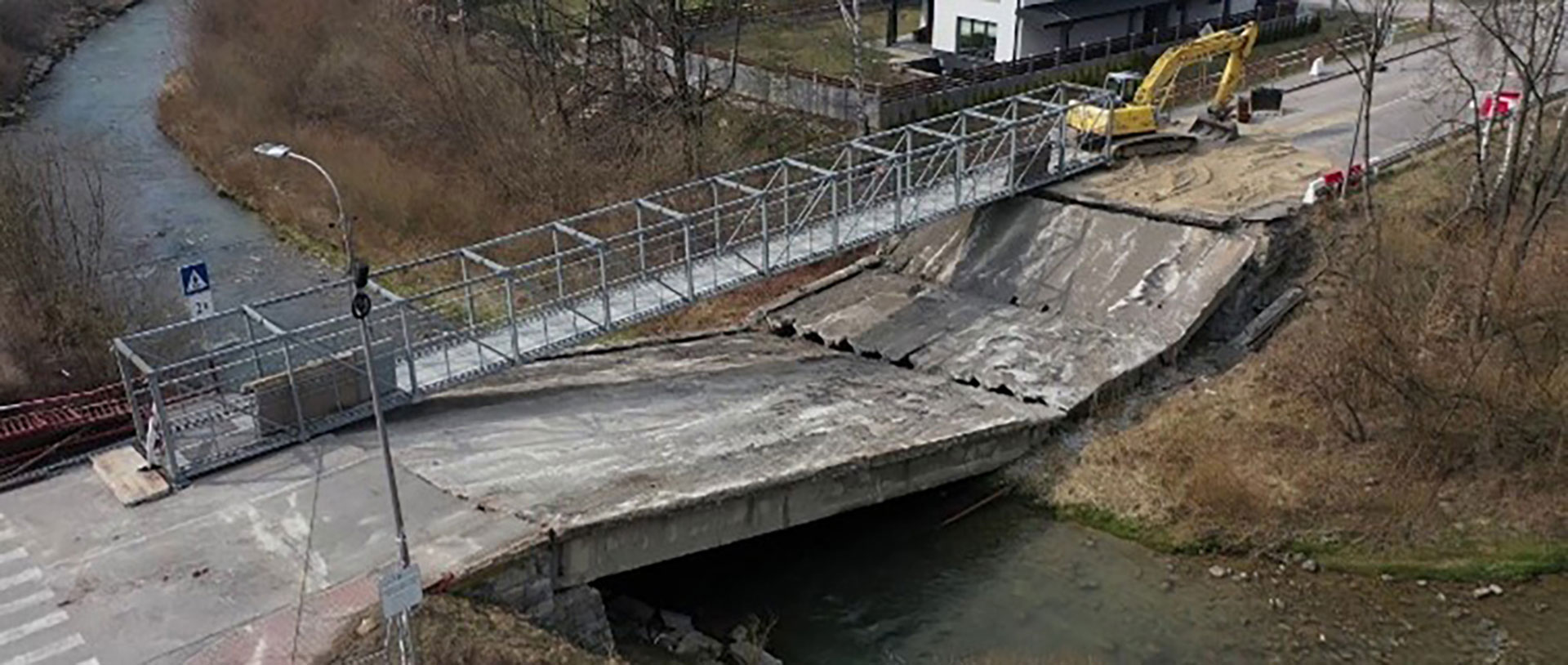 Obr. 1 Kolaps mosta v Trstenej