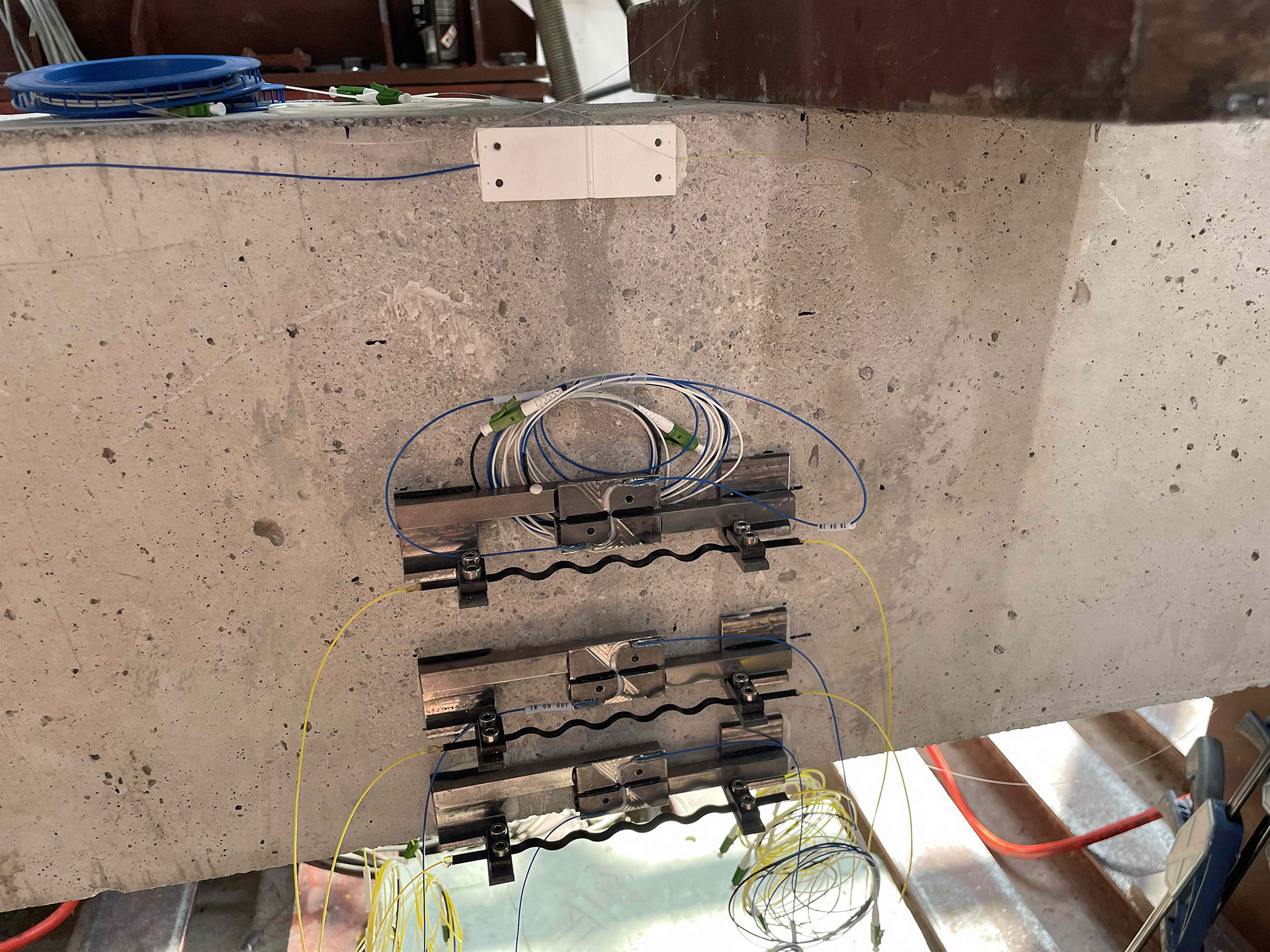 Obr. 2 Ukážka z inštalácie integrovaných snímačov pre laboratórne testovanie na nosníku