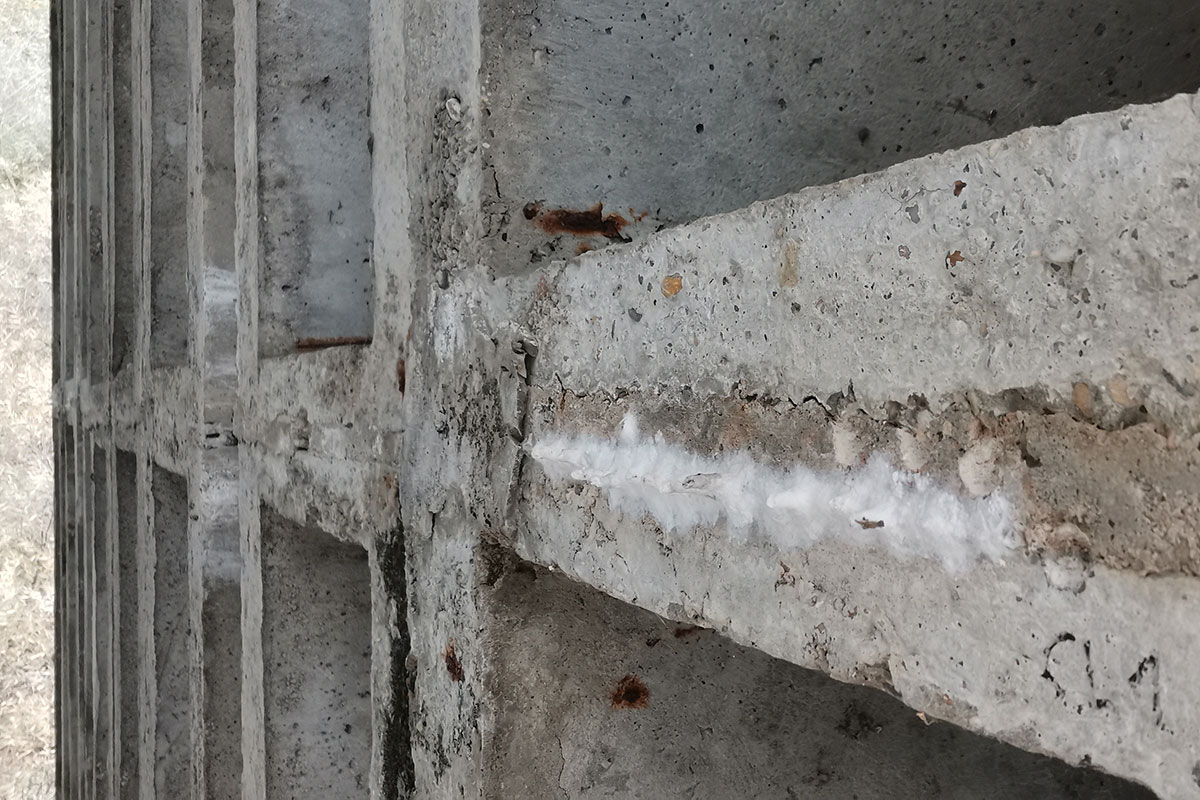 Obr. 2 Škára medzi segmentmi dodatočne predpätého prefabrikátu Vloššák v počiatočnom štádiu otvárania – na obrázku vidieť biele inkrustácie vznikajúce prienikom vody cez maltou vyplnenú škáru.