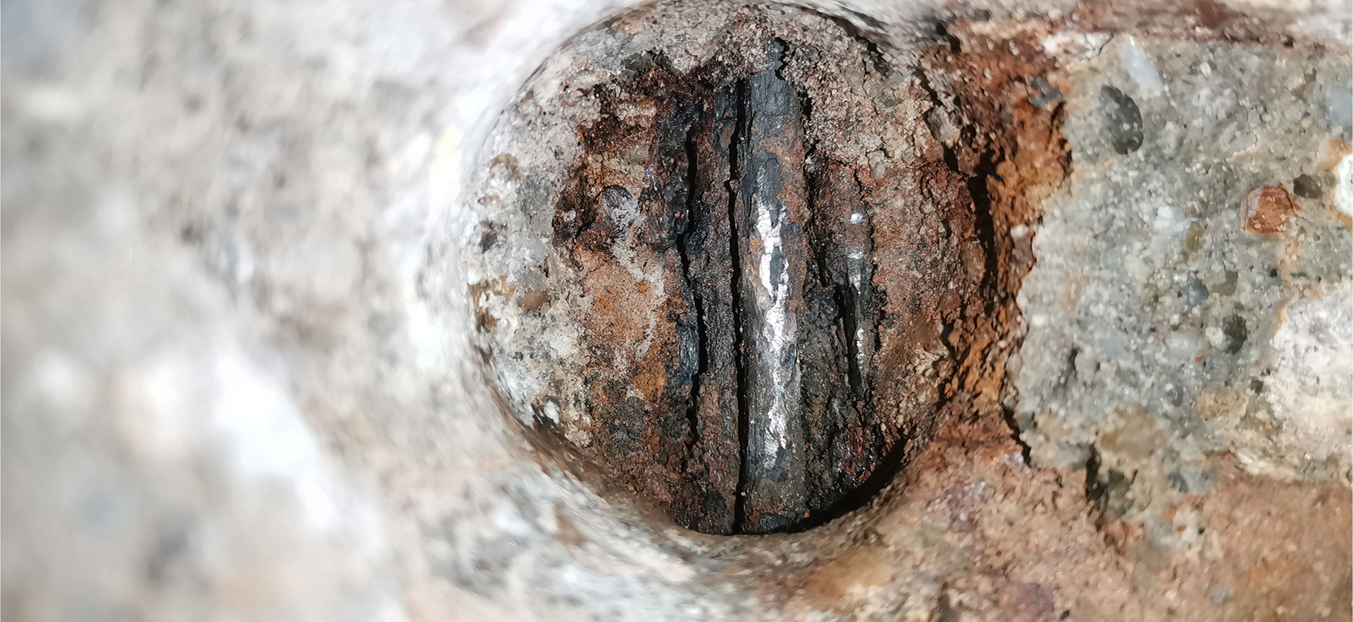 Obr. 3 Pohľad do vŕtanej sondy v mieste škáry medzi segmentmi – na obrázku vidieť kartónové spojky; 

