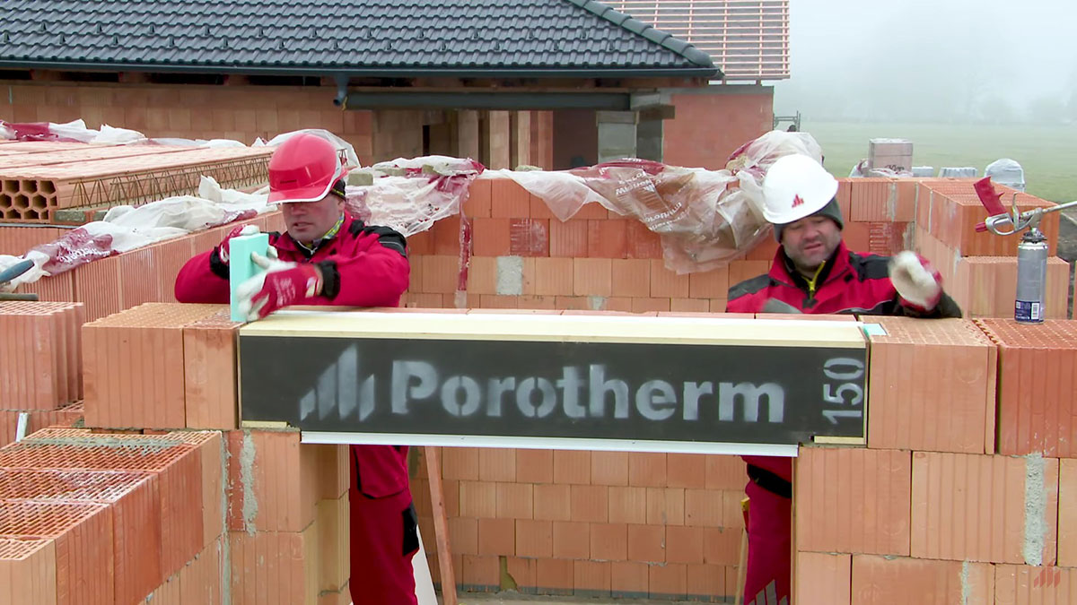 04. Priľahlé murivo
Po osadení schránky sa doplnia na oboch koncoch doplnkové koncové tehly s kapsou, následne sa kapsy vyplnia tepelnou izoláciou z extrudovaného polystyrénu.